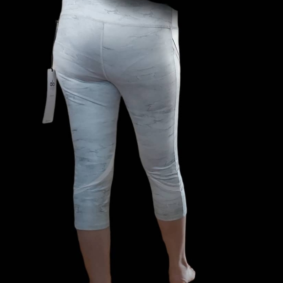 ALO Yoga whisper Capri legging . - Picture 9 of 16